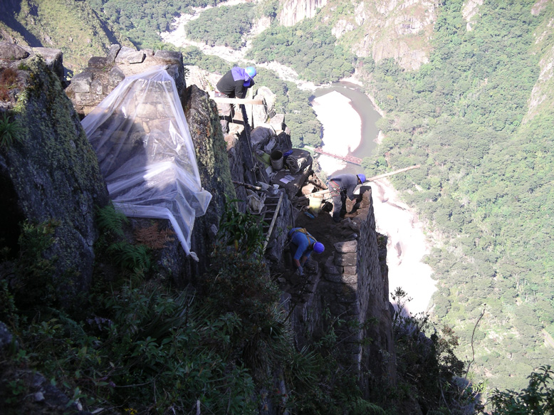 restaurando las ruinas del Waina, con un par..